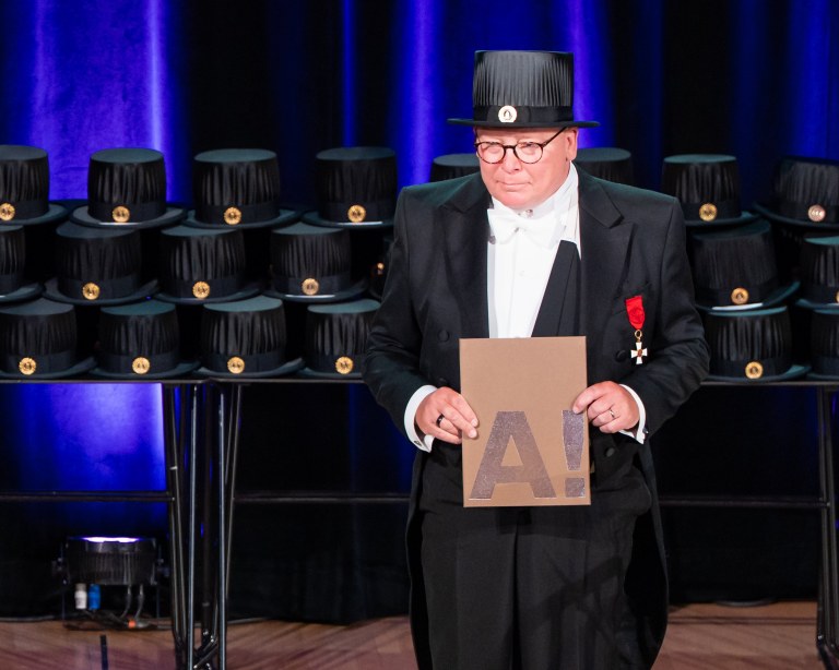 Jari Jokinen tohtorinhattu päässään.