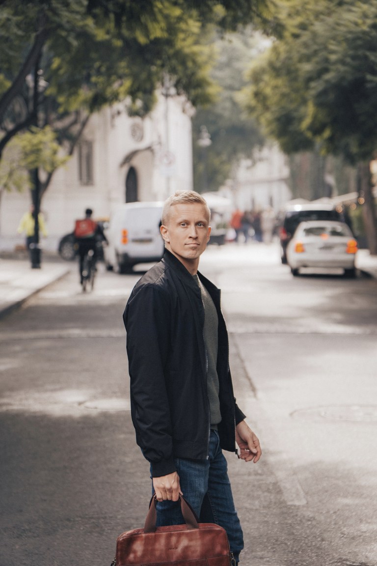 Joonas Ryhänen ylittää tietä Santiago de Chilessä