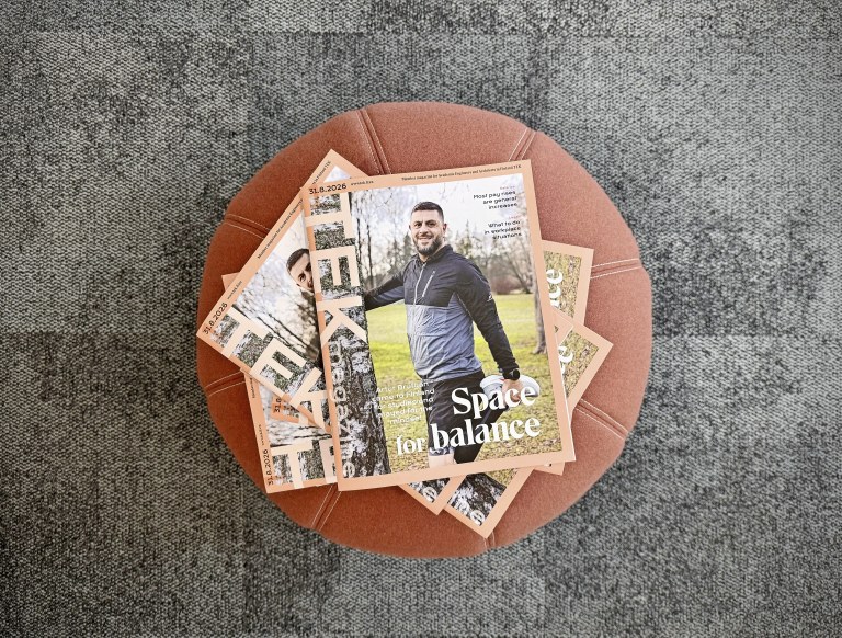 Pehmustetulla jakkaralla on pino TEK Magazine -lehtiä.