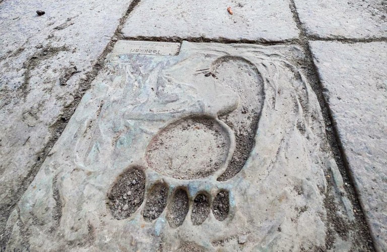Jalanjälki painautuneena laattaan.
