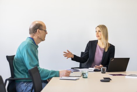 Kahden henkilön välinen keskustelu, toimisto