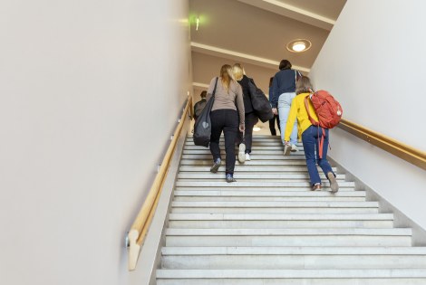 Opiskelijat, kävelevät, portaat, Aalto yliopisto