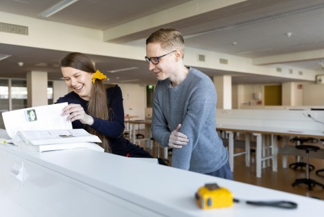 Kaksi henkilöä analysoimassa tutkimustuloksia