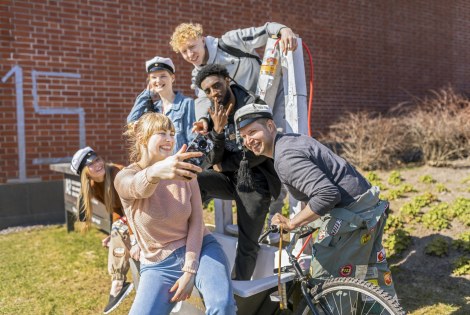 Korkeakouluopiskelijat yhdessä ottamassa selfietä