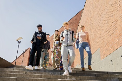 Korkeakouluopiskelijoita kävelemässä portaita alas Aalto-yliopiston kampuksella