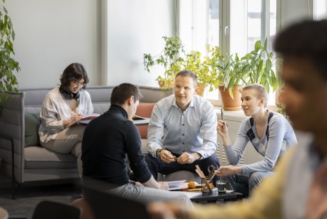 Henkilöitä TEK Loungessa, henkilökunta, jäsenet, työyhteisö