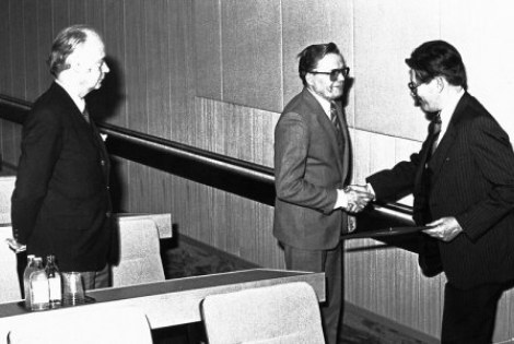 Martti Tiuri luovuttaa STS:n ensimmäisen ”vuoden insinööri” –palkinnon Martti Harmoiselle keväällä 1981. Vasemmalla TFiF:n hallituksen puheenjohtaja Robert Uhlenius.