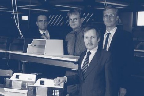 Kuvapuhelimen kehittäjät DI Harry Santamäki (takana vas.), DI Juha Leppänen, DI Ilkka Korhonen ja TkT Pentti Hakonen (edessä).