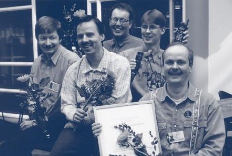 Ins. Risto Väisänen (vas.), TkL Seppo Rosnell, DI Antti Rauhala, DI Harri Kimppa ja DI Jarmo Heinonen kukitettuina Nokia Mobile Phonesin aulassa 1998.