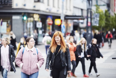 Shannon Nichols ja Patricia Virsinger pictured walking in Tampere city centre