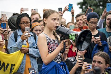 Greta Thunberg ja joukko nuoria.