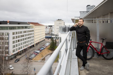 Kanttia 2 -arkkitehtitoimiston toimitusjohtaja Jani Kotikangas kuvattuna Oulun toimiston parvekkeella