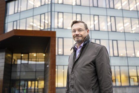 Juha Kytölä, taustalla Wärtsilän Smart Technology Hub