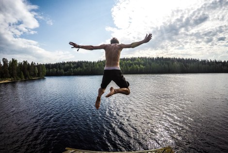 mies hyppää järveen