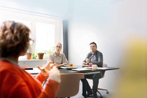 kolme henkilöä