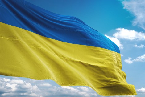 Kuvassa on Ukrainan lippu lipputangossa
