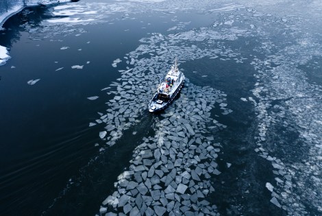 Kuvassa on jäiden keskellä matkaava laiva