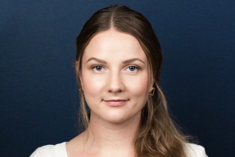 Maria Kultanen katsoo kameraan