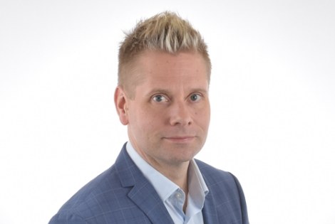 Antti Sekki katsoo kameraan