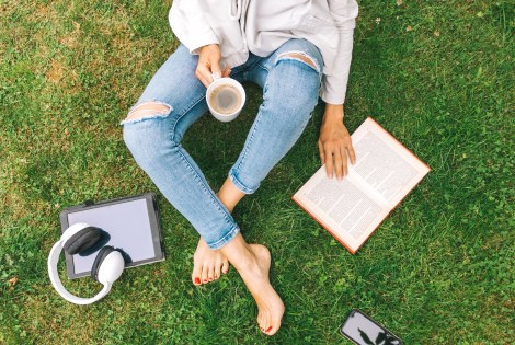 pad, kuulokkeet, kirja, kahvikuppi, ihminen