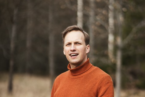 Johannes Niemeläinen katsoo kameraan.