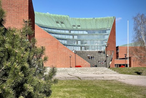 Alvar Aallon suunnittelema TKK:n päärakennus kylpee auringonvalossa.