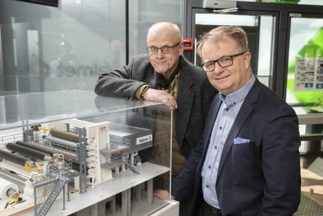 Pekka Koivukunnas ja Juha Lipponen keksintöä hyödyntävän paperikoneen pienoismallin ääressä.