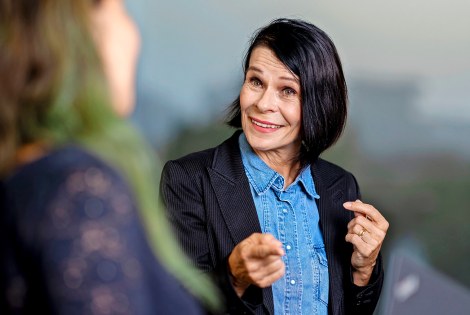 Ulla-Maija Simola keskustelee työkaverin kanssa.