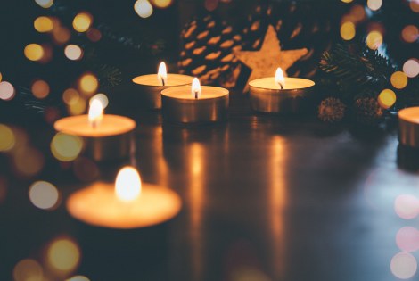 Tuikkuja pöydällä.