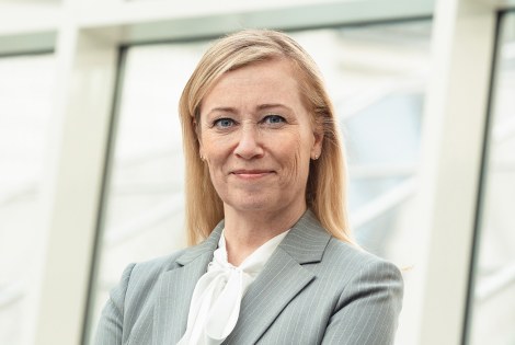 Katarina Murto katsoo kameraan