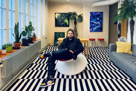 Arkkitehti Ville Saarikoski istuu värikkäässä studiossaan.