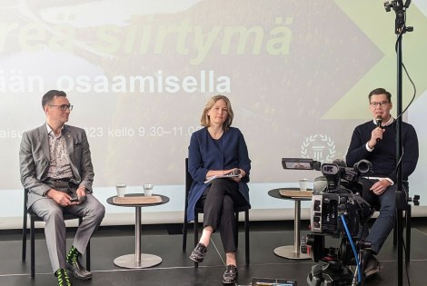 Vesa Taatila, Tuuli Kaskinen ja Niko Elers istuvat vierekkäin Oodin lavalla.