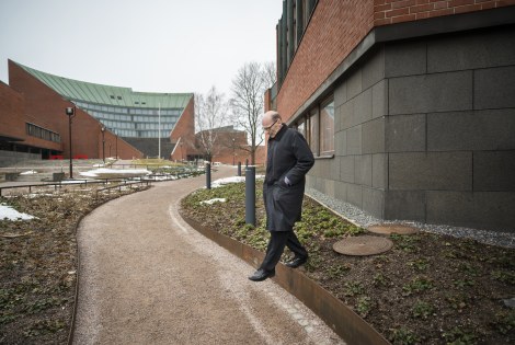 Antero Hakapää astuu alas nurmitöyräältä Otaniemen kampuksella.