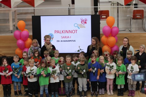 Taipalsaaren Kirkonkylän koulun esiopetusryhmä ja ohjaajat TuKoKen palkintojenjaossa estradilla.