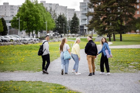 Henkilöitä Tampereella.