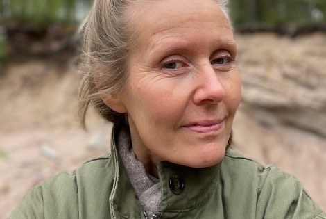 Johanna Hyrkäs takanaan mäntymetsä.