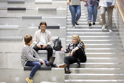 Joukko opiskelijoita Turun yliopiston Aurum-rakennuksen portailla