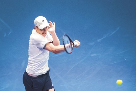 Harri Heliövaara pelaamassa tennistä.