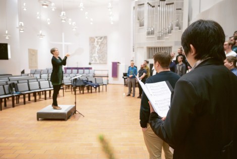 PK-kuoro harjoittelee Olarin kirkossa Espoossa