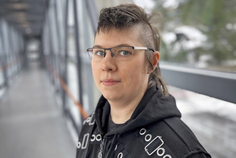 Sysi Järvinen, takana havupuita. 