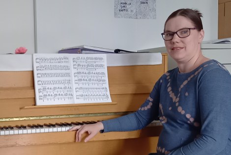 Saara Vehkala katsoo kameraan.