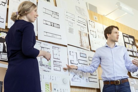 2 ihmistä, arkkitehti, piirustukset