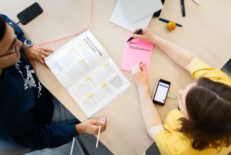 Kaksi henkilöä tarkastelee Työkirjan artikkelia LinkedInistä