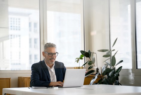 mies, digi, ikkuna, läppäri, pöytä