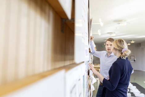 Kaksi henkilöä toimistolla.