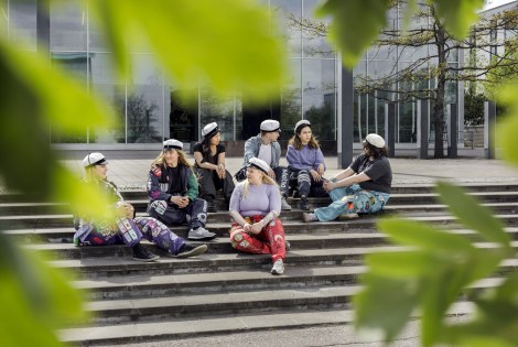 Opiskelijoita istumassa ulkona.