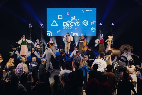 Orkesteri esiintyy nuorille EUCYS-kilpailun tilaisuudessa.