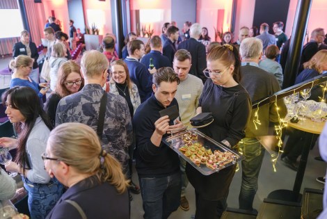 paljon ihmisiä, jäsenilta, tapas, Epicenter