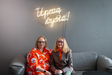 Mia Adolfsson ja Sirkku Pohja istuvat sohvalla.