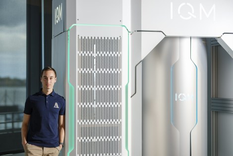 Eric Hyyppä seisoo IQM:n tiloissa.